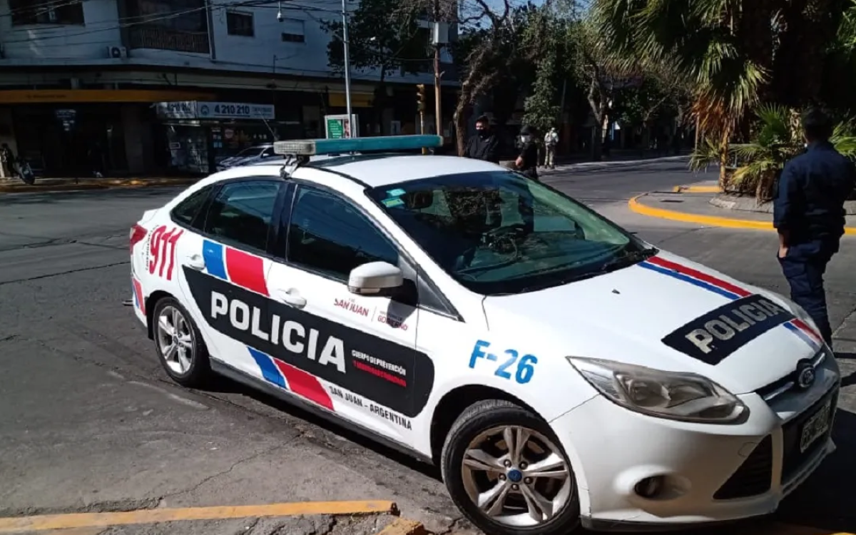 Operativo policial en la zona donde un conductor fue hallado herido de bala cerca de Chimbas