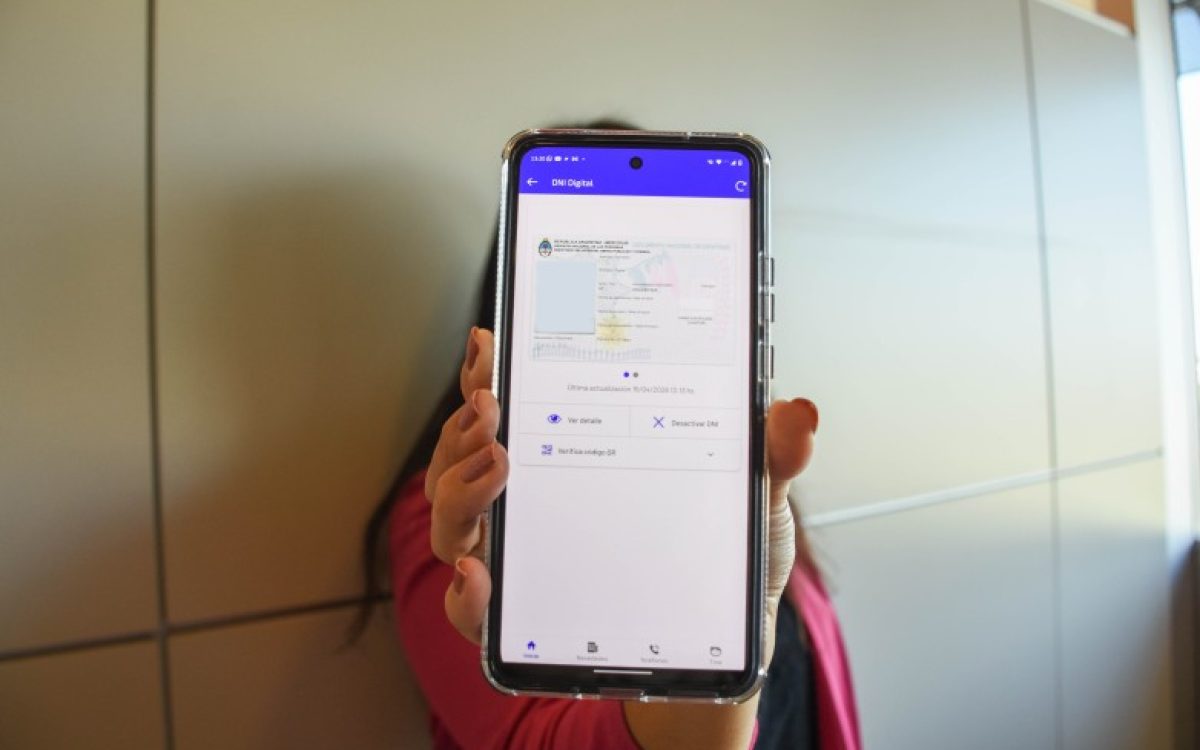 Pantalla de un celular con documentacion digital en una nota sobre el DNI digital en San Juan