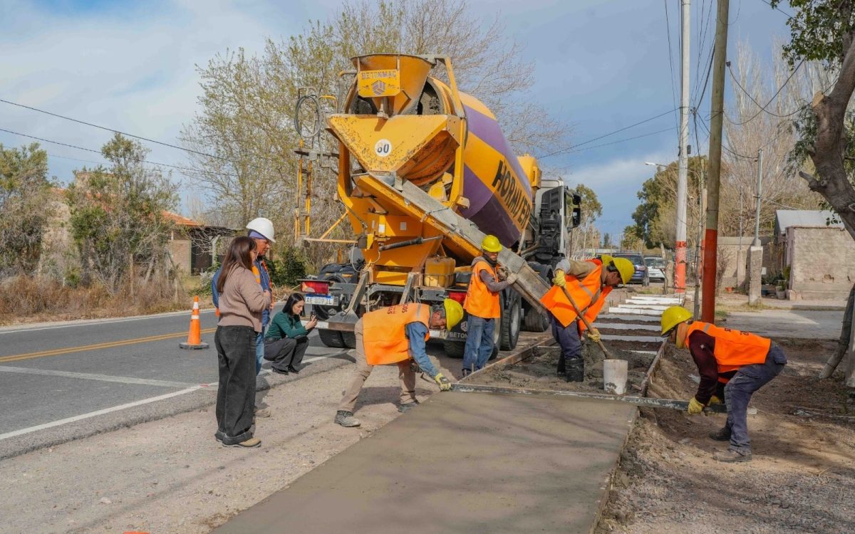 Trabajadores municipales construyen una vereda sobre calle Benavidez en El Mogote, Chimbas