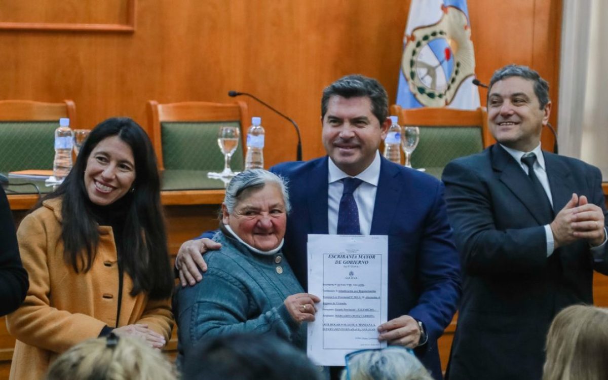 Acto de entrega de escrituras a familias sanjuaninas con beneficiarios de Chimbas y Rawson