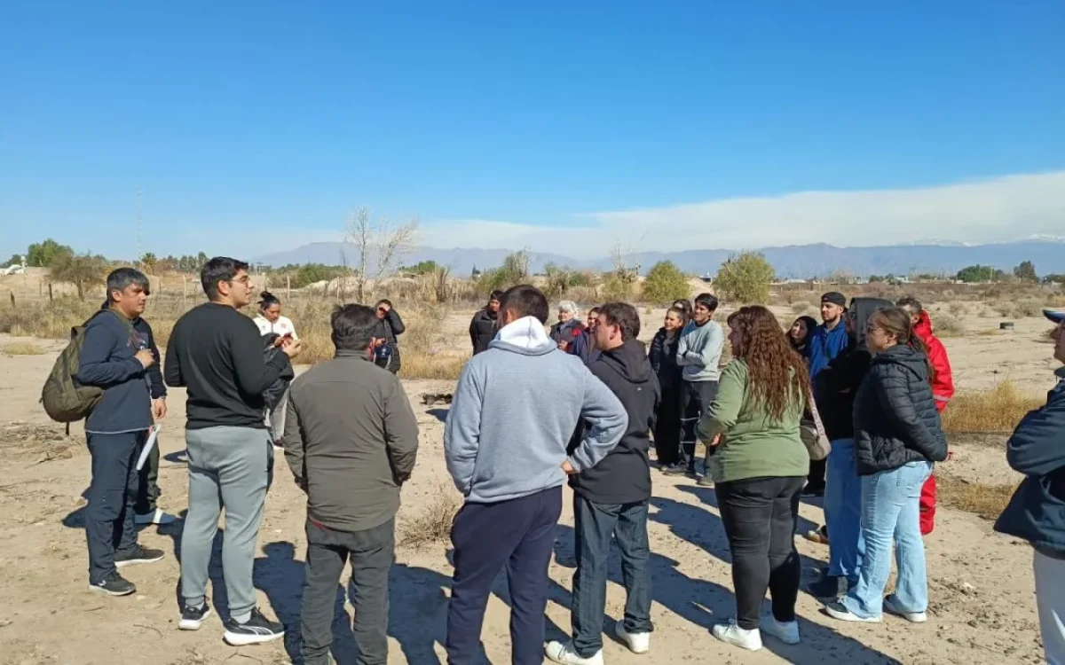 Grupo de vecinos reunido en un terreno, en la fotografía publicada por 0264Noticias sobre el reclamo del barrio UOM