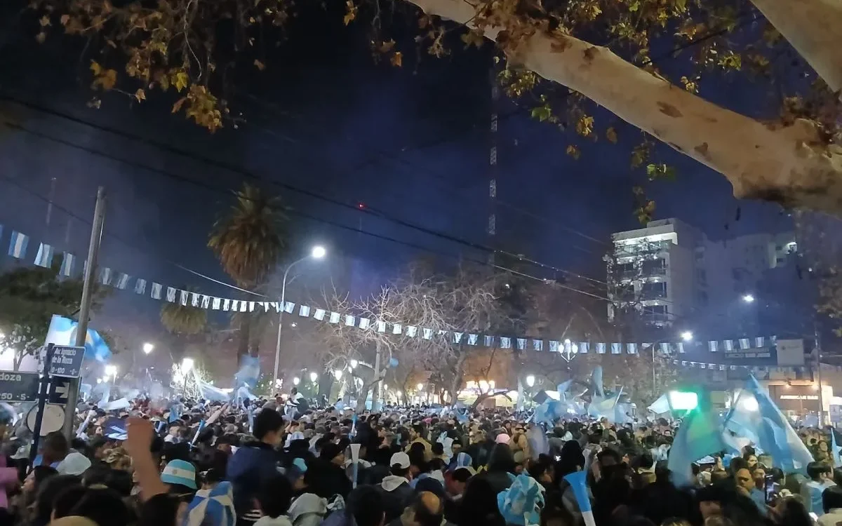 Hinchas sanjuaninos celebraron en el centro el pase de Argentina a semifinales