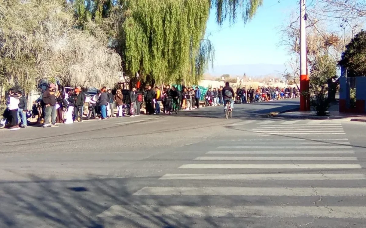 Fila de personas en Chimbas para dejar curriculums en un mayorista