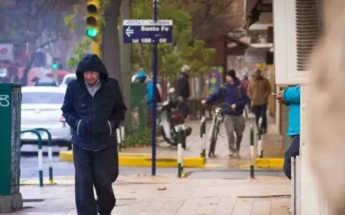 Peatones abrigados en una calle de San Juan durante una jornada fria