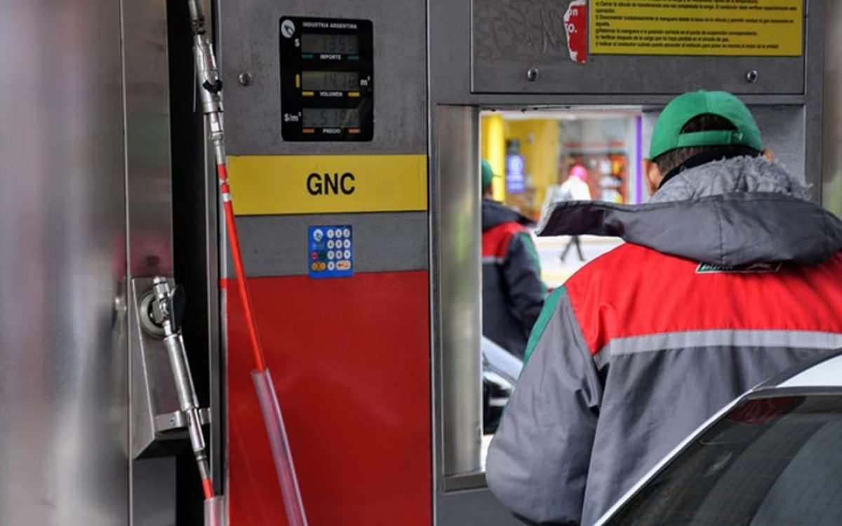 Carga de GNC en una estacion de servicio de San Juan