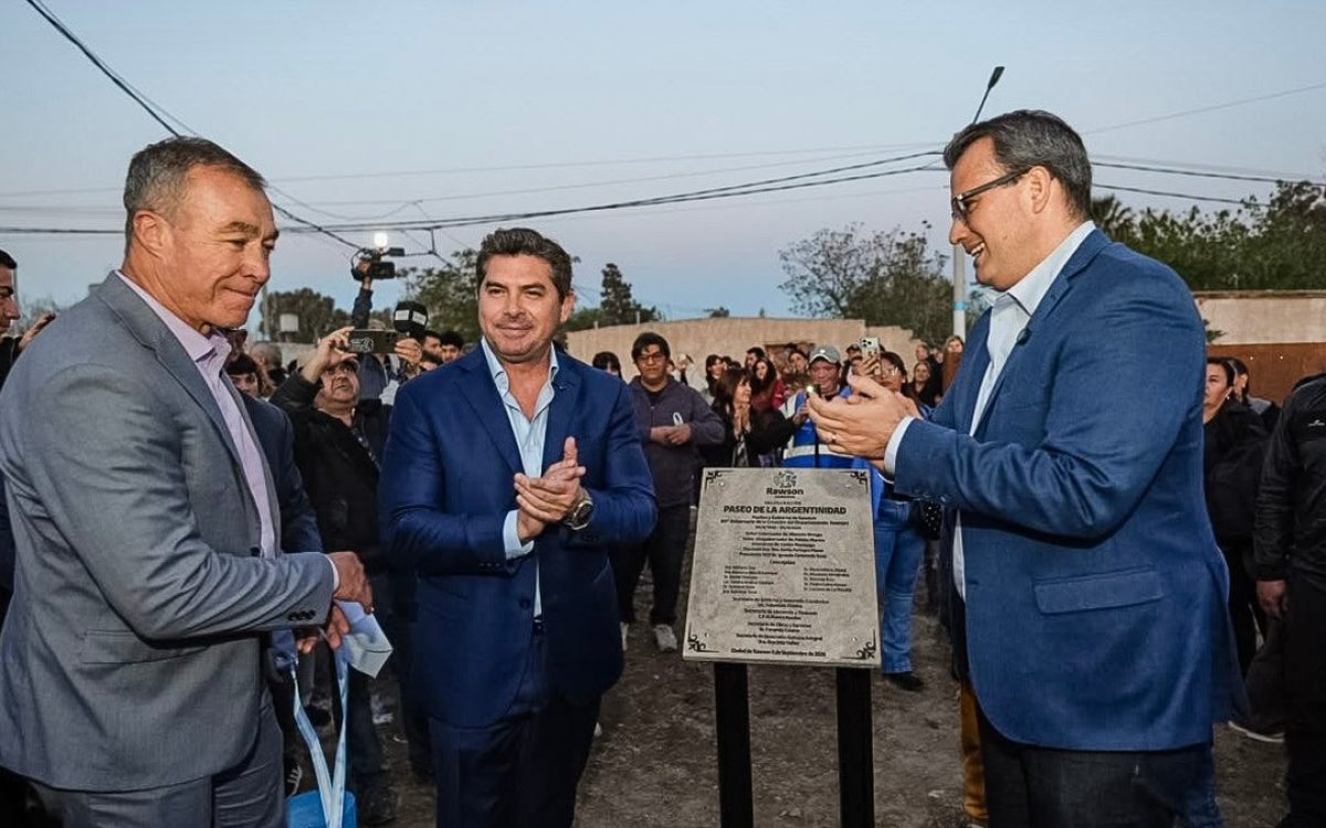 Autoridades durante la inauguración del Paseo de la Argentinidad en Rawson