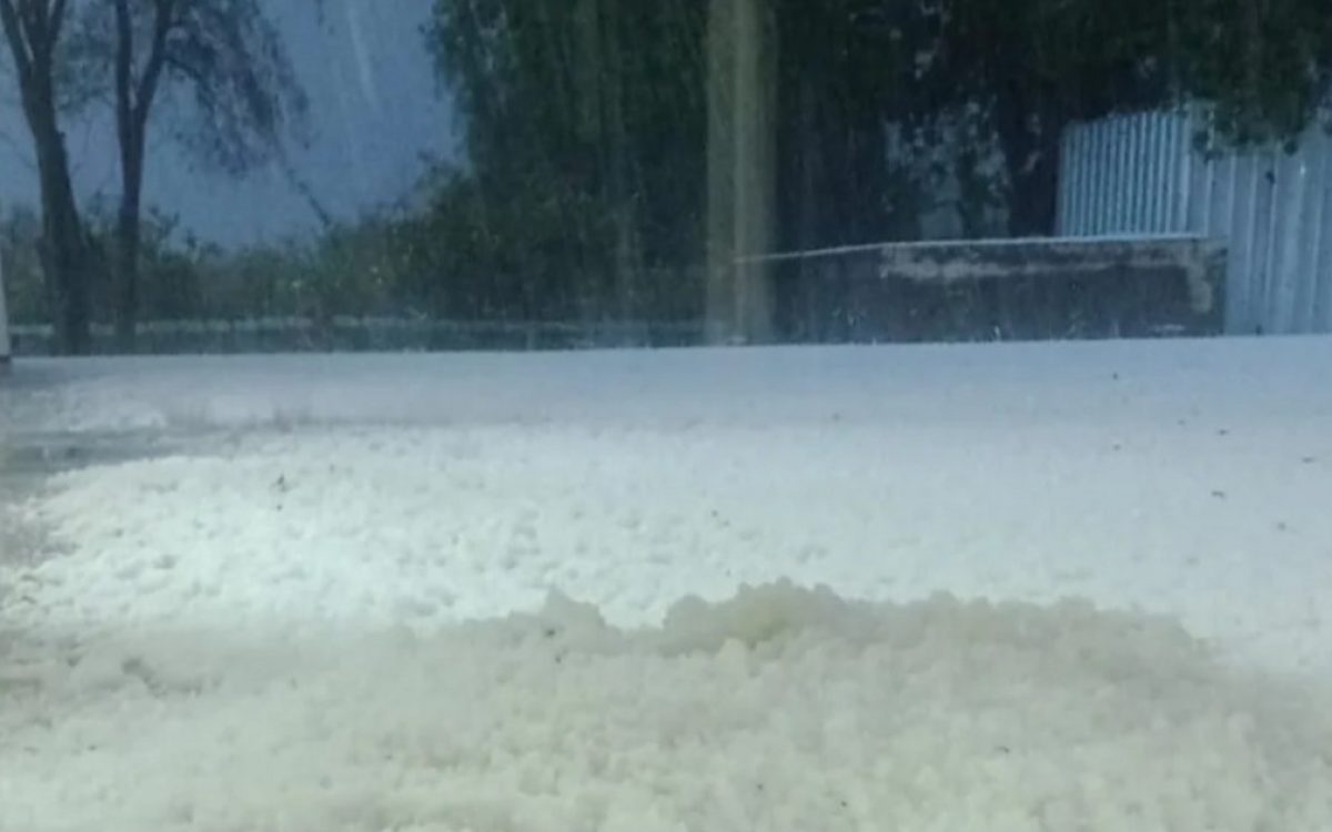 Suelo cubierto por granizo tras la tormenta en Valle Fértil