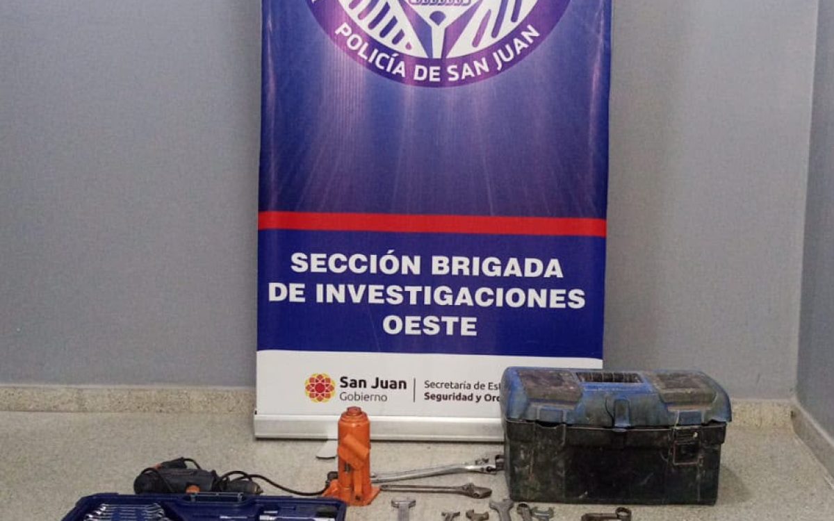 Herramientas recuperadas: maletín de bocallaves, caja de herramientas, gato hidráulico y llaves de distintas medidas, frente al cartel de la Brigada de Investigaciones Oeste de la Policía de San Juan.