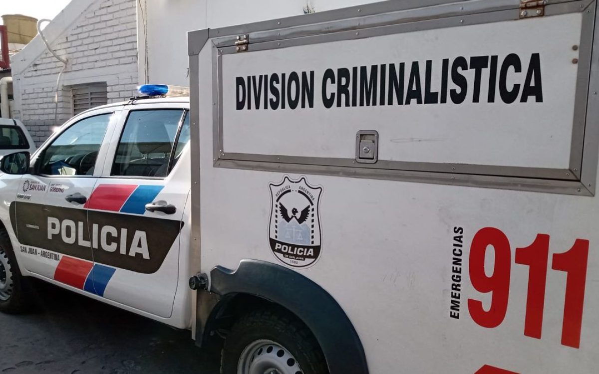 Personal de Criminalistica en un procedimiento policial en San Juan
