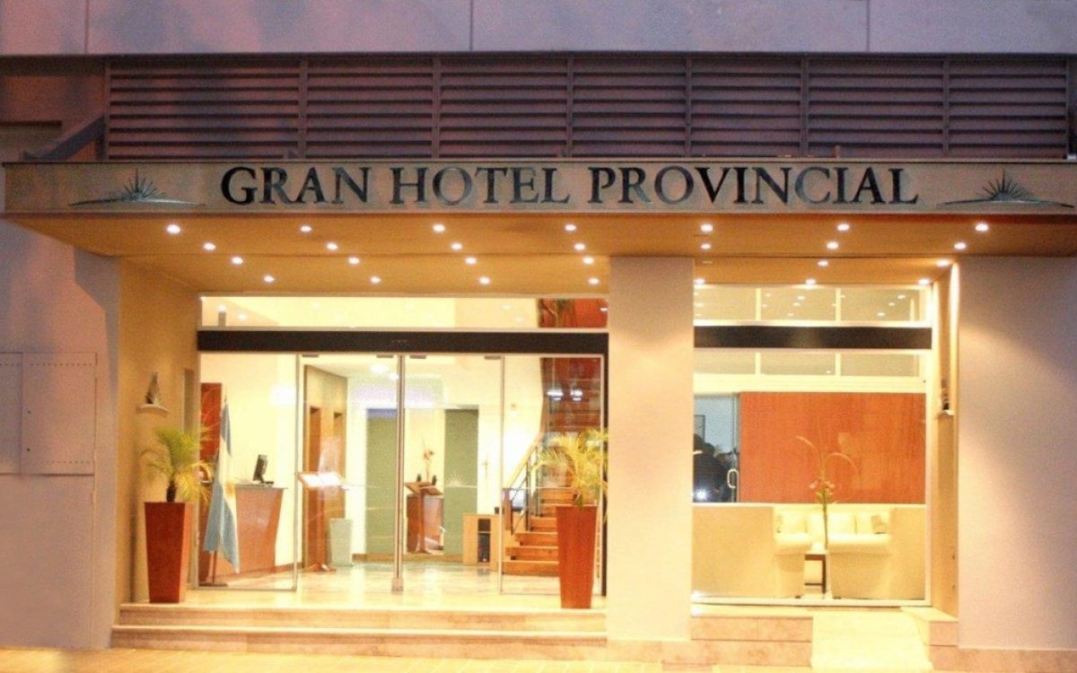 Fachada del Hotel Provincial de San Juan frente a Plaza 25
