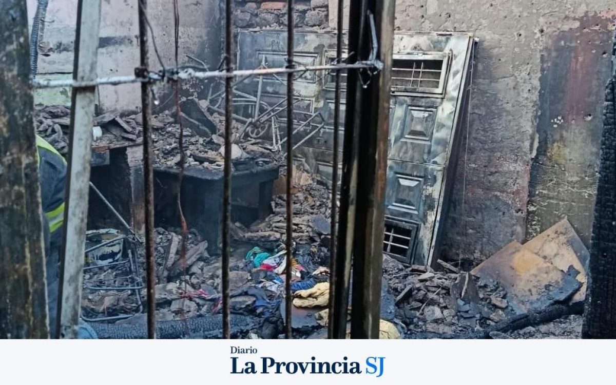 Interior de la vivienda afectada por el incendio de Villa Unión, con pertenencias quemadas