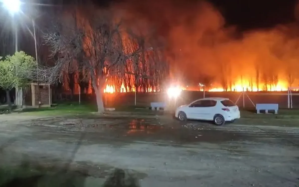 Llamas y humo en el predio del camping del SEC durante la noche