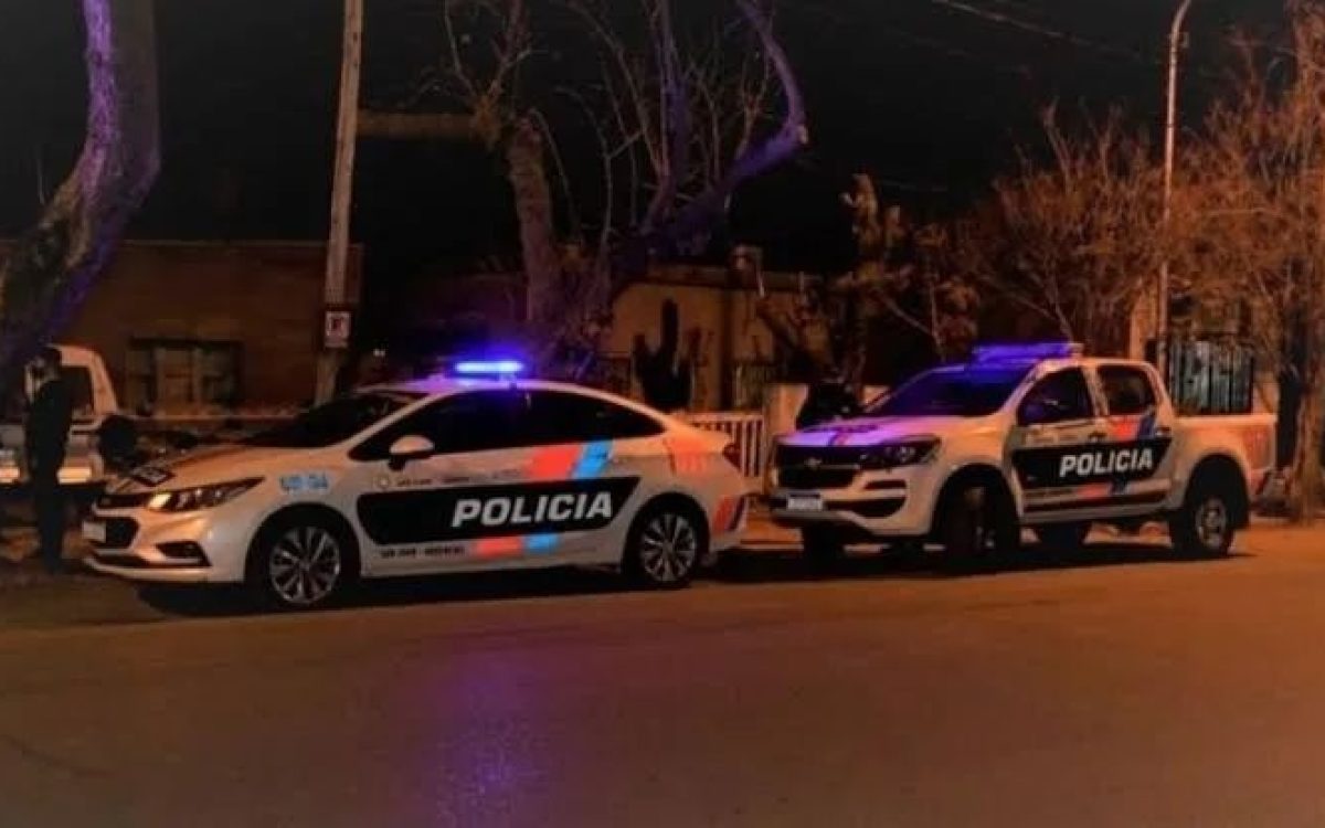Móviles policiales en una imagen utilizada por Del Sur Diario para ilustrar el procedimiento