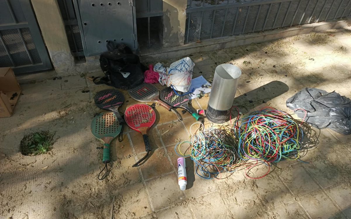 Cinco paletas de pádel, rollos de cable, un respiradero de chapa y otros objetos recuperados en el procedimiento por un intento de robo a una vivienda de Capital.