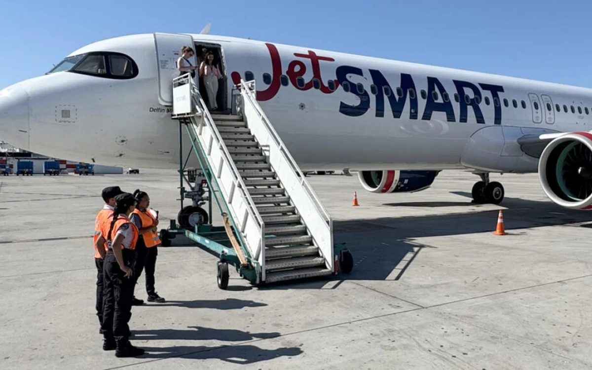 Avion de JetSMART en plataforma en una nota sobre su llegada a San Juan