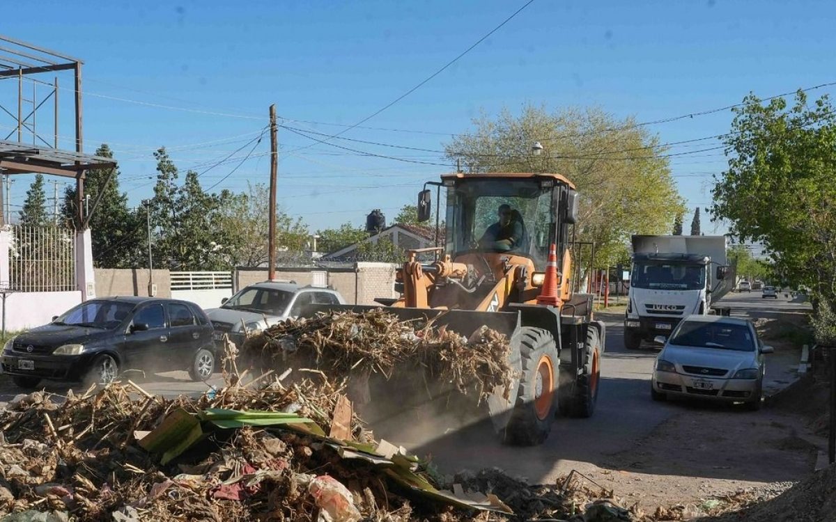 Una máquina carga residuos durante el operativo de limpieza en Chimbas
