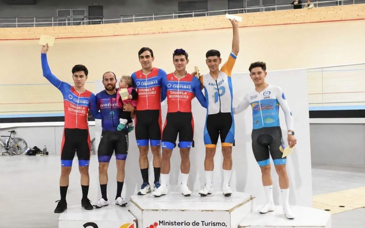 Lisandro Bravo en el podio de la fecha de pista junto al equipo Chimbas Te Quiero