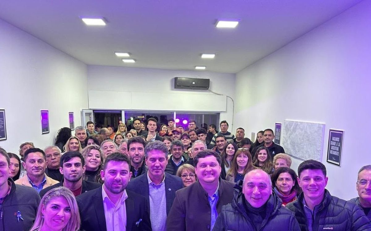 Dirigentes durante la apertura de una nueva sede partidaria en Chimbas