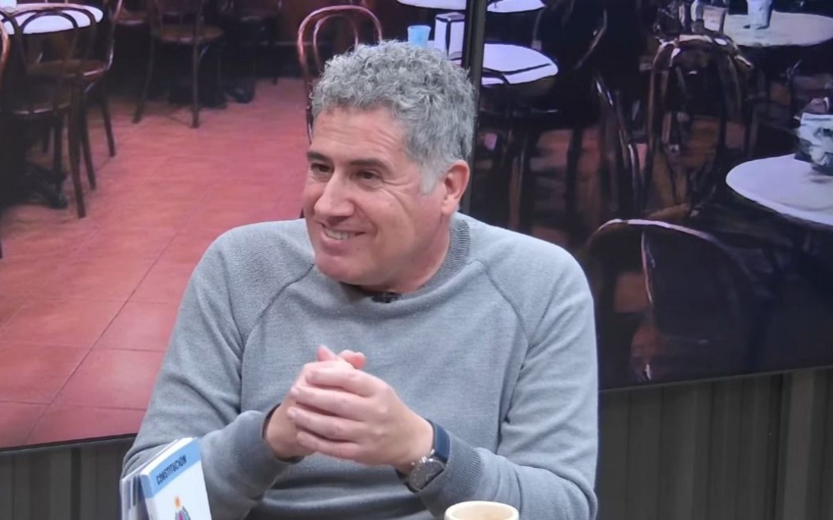 Carlos Mane durante una entrevista politica sobre el escenario electoral en Chimbas