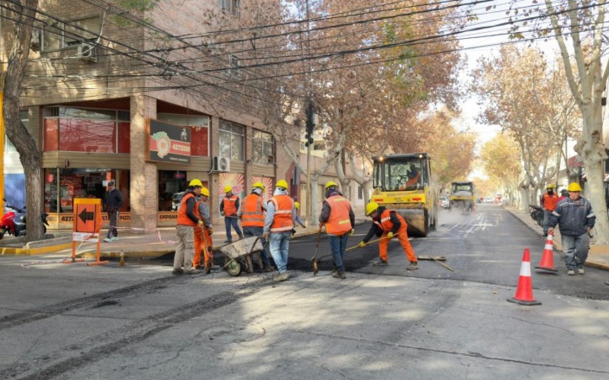 Trabajos de pavimentacion en el microcentro de Capital, San Juan