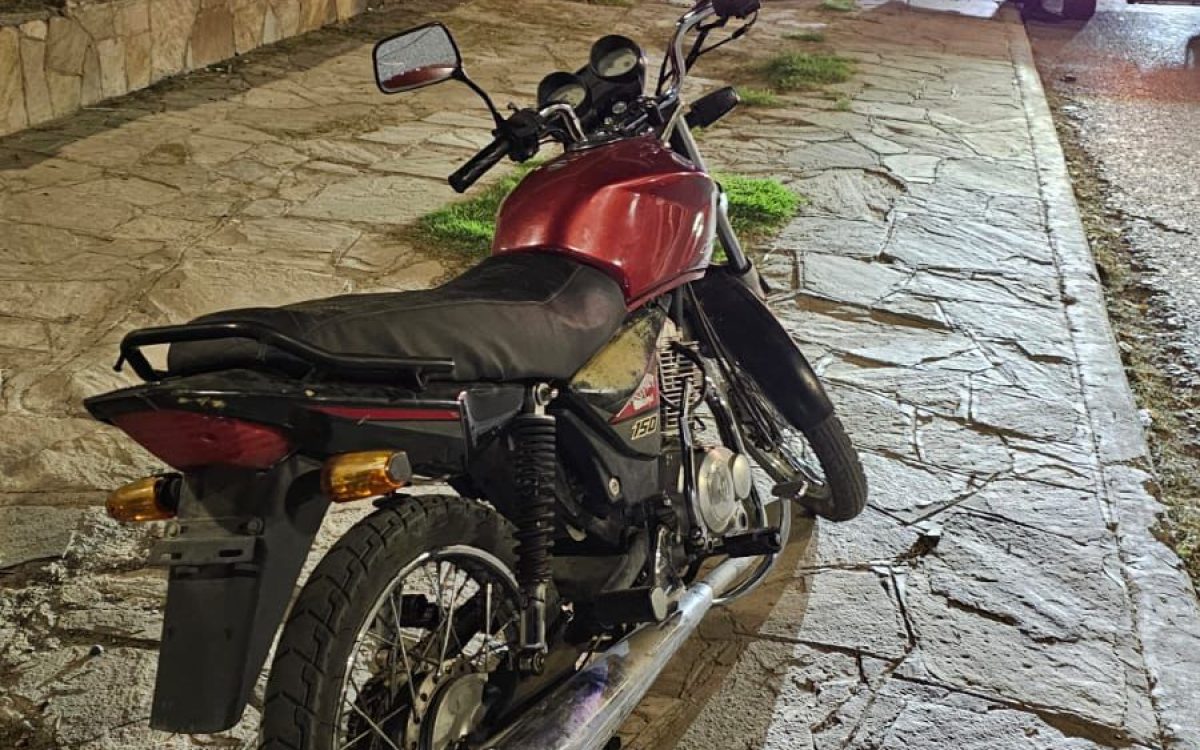 Motocicleta recuperada durante un operativo policial en el lateral norte de Circunvalación.