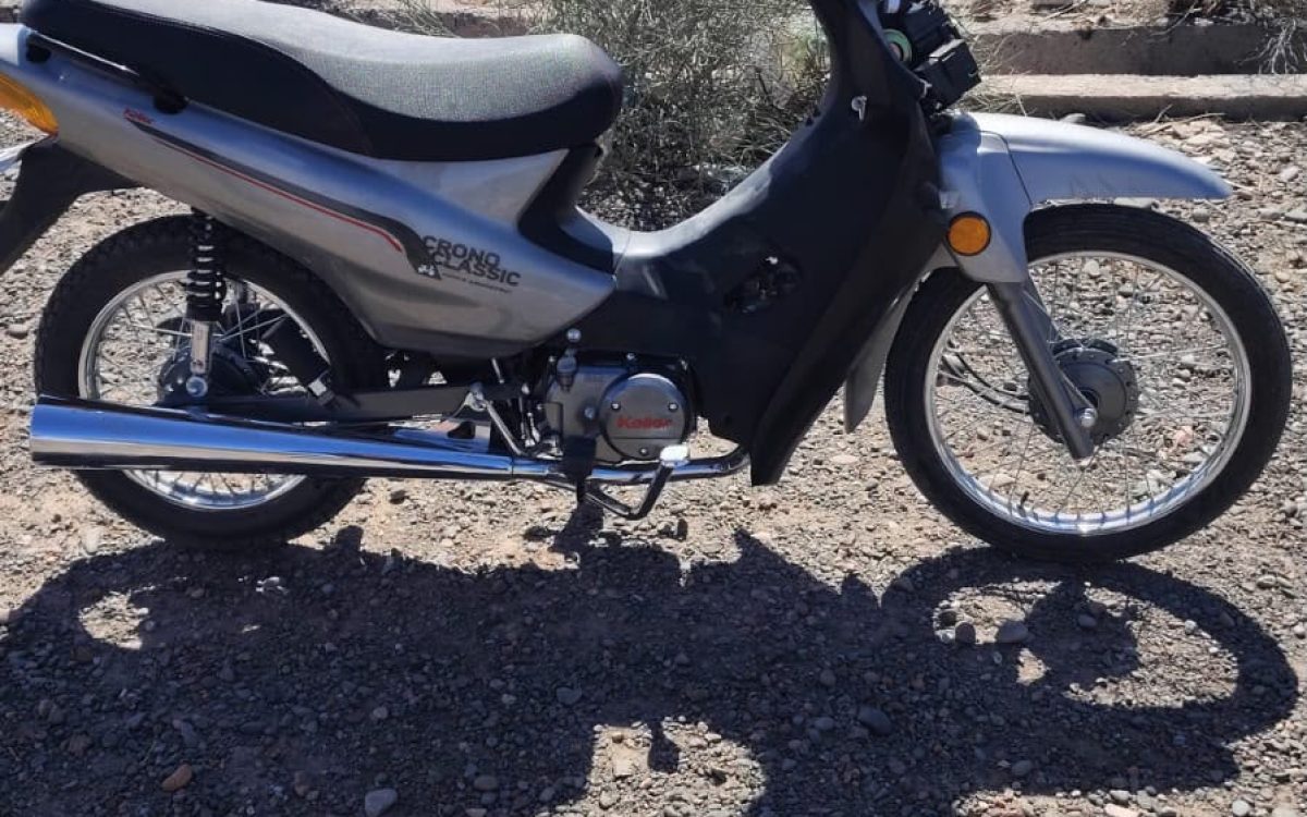 Motocicleta Keller gris recuperada en un descampado de Barrio Nuevo Cuyo, con parte del frente desmontado y el circuito eléctrico expuesto.