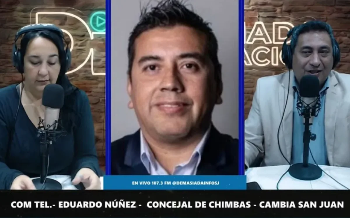 Eduardo Núñez y los conductores del programa radial en una captura de la entrevista difundida por 0264Noticias