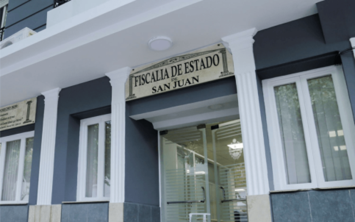 Operativo policial frente a la Fiscalia de Estado en Capital