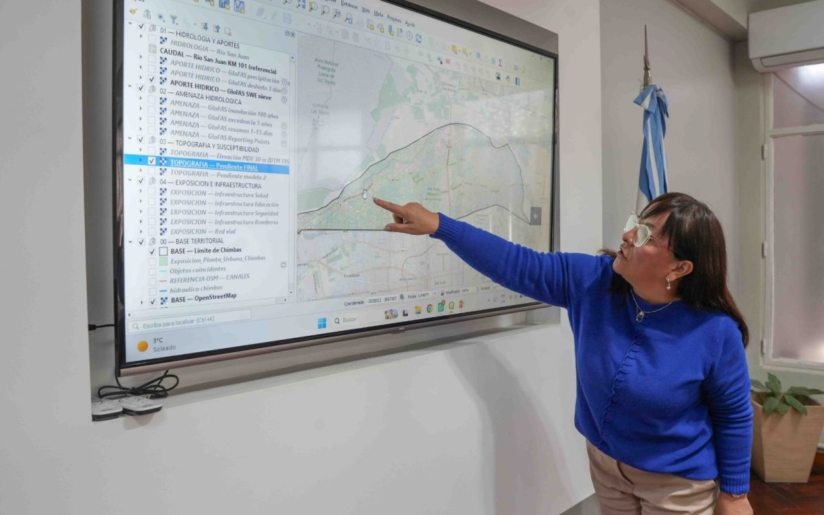 Daniela Rodríguez señala un mapa de Chimbas durante la reunión sobre el Plan de Contingencia Municipal