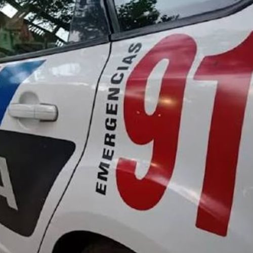 Móvil policial en una intervención de urgencia hacia el Hospital Rawson