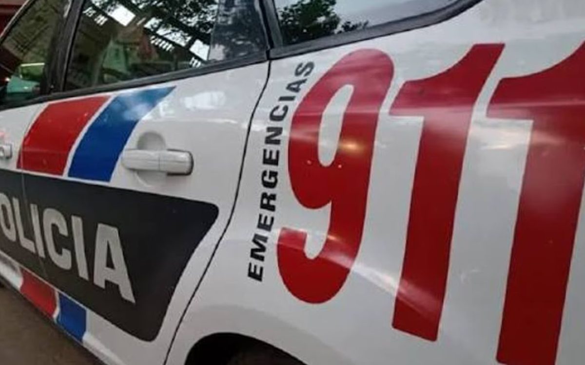 Móvil policial en una intervención de urgencia hacia el Hospital Rawson