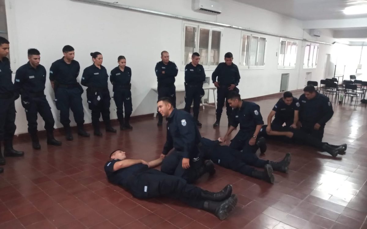 Personal policial participa en una práctica de primeros auxilios durante una capacitación.