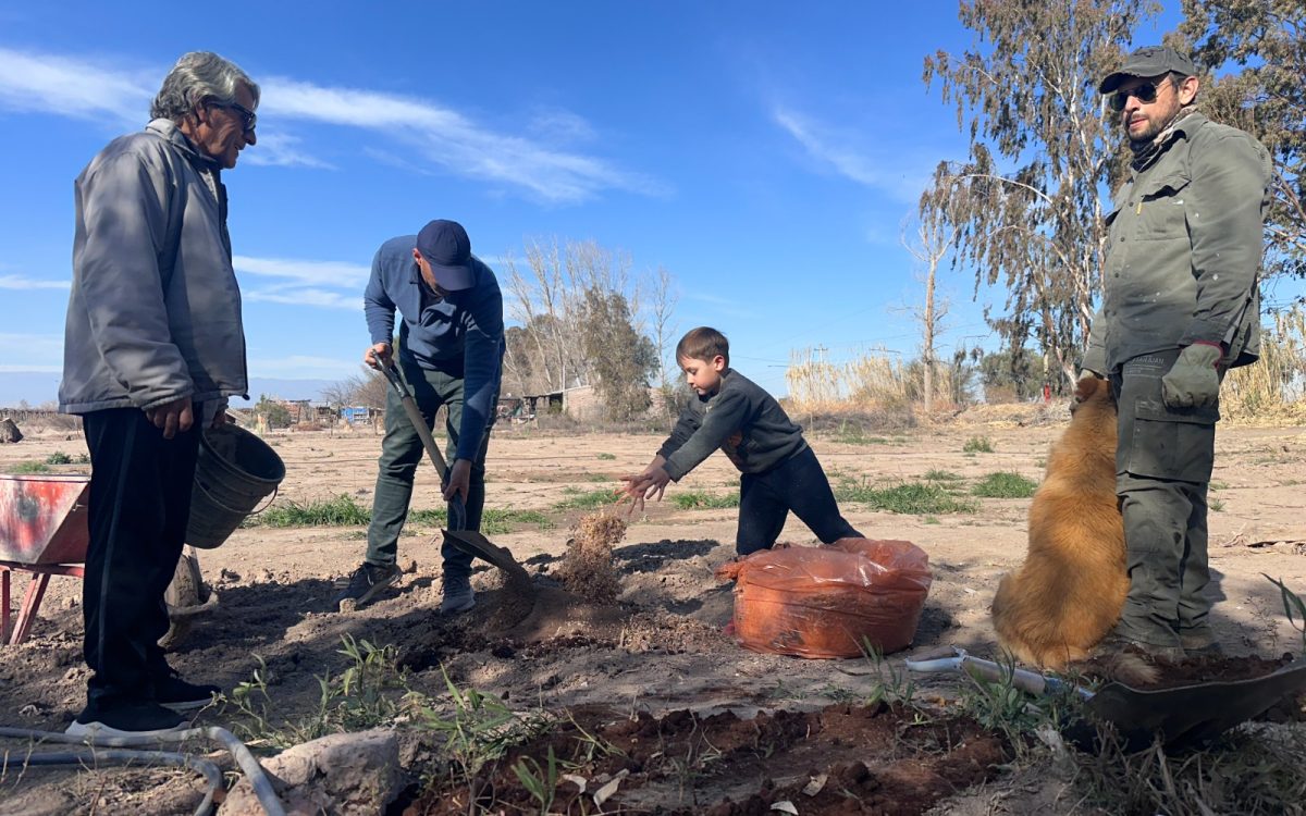 Personas de distintas edades participan de tareas con tierra en el predio del vivero.