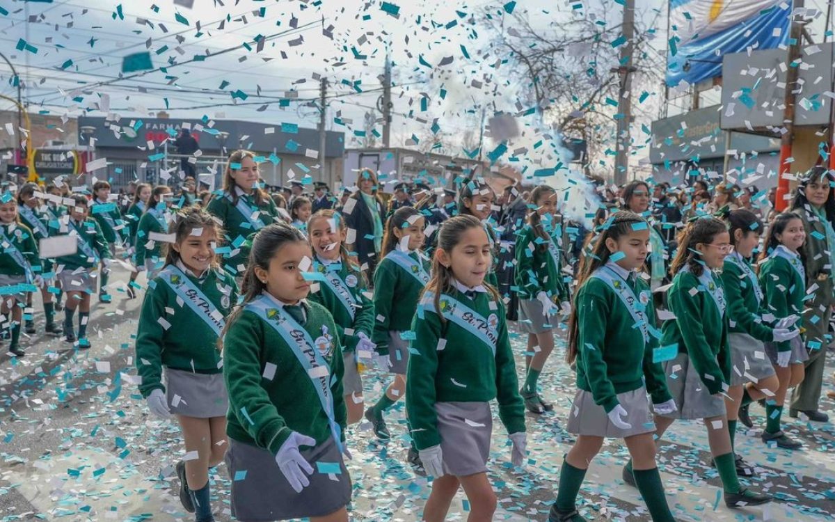 Acto por la Promesa a la Bandera en Chimbas con miles de vecinos sobre calle Mendoza