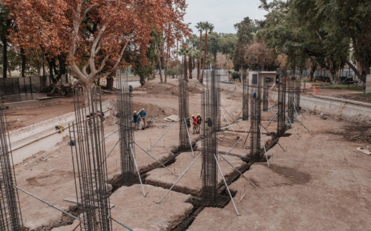 Avance de la construccion del nuevo puente del lago del Parque de Mayo