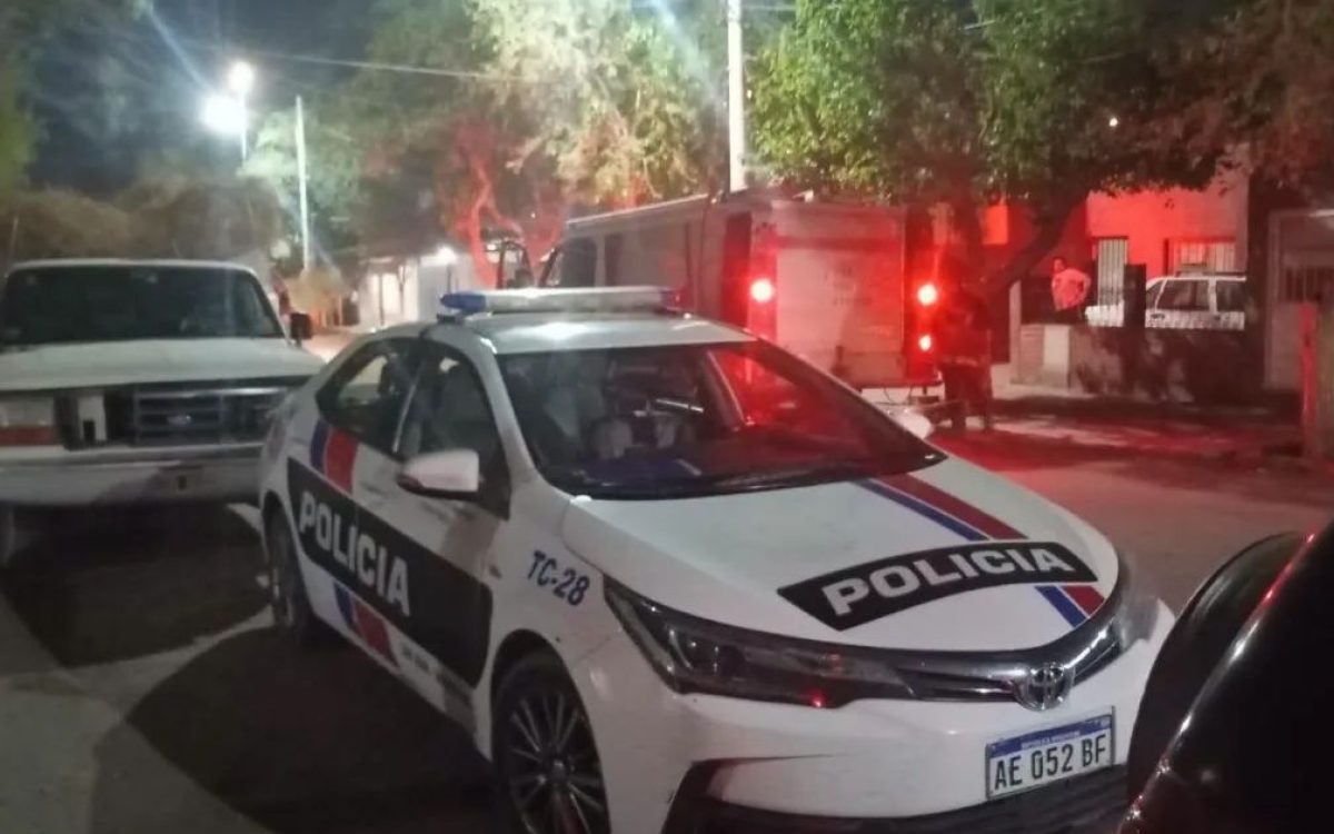 Humo provocado por una quema de residuos en una vivienda del barrio Las Pampas de Chimbas