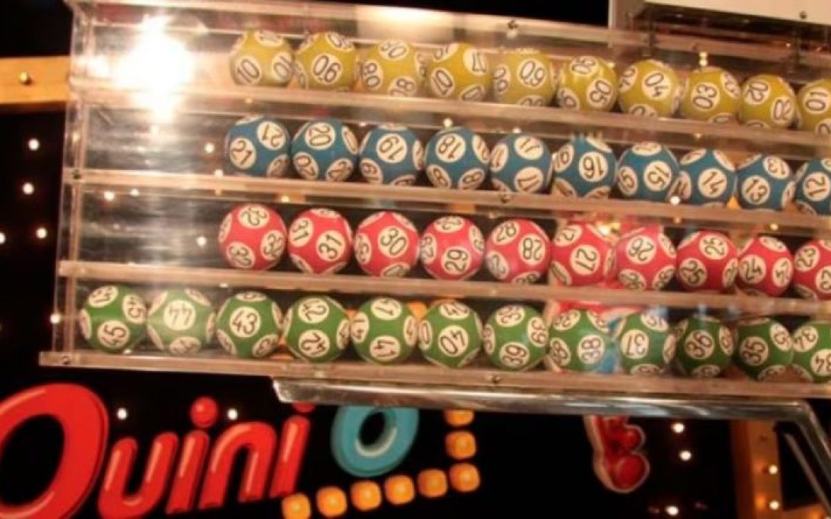 Billetes argentinos y referencia al premio del Quini 6 ganado en Chimbas