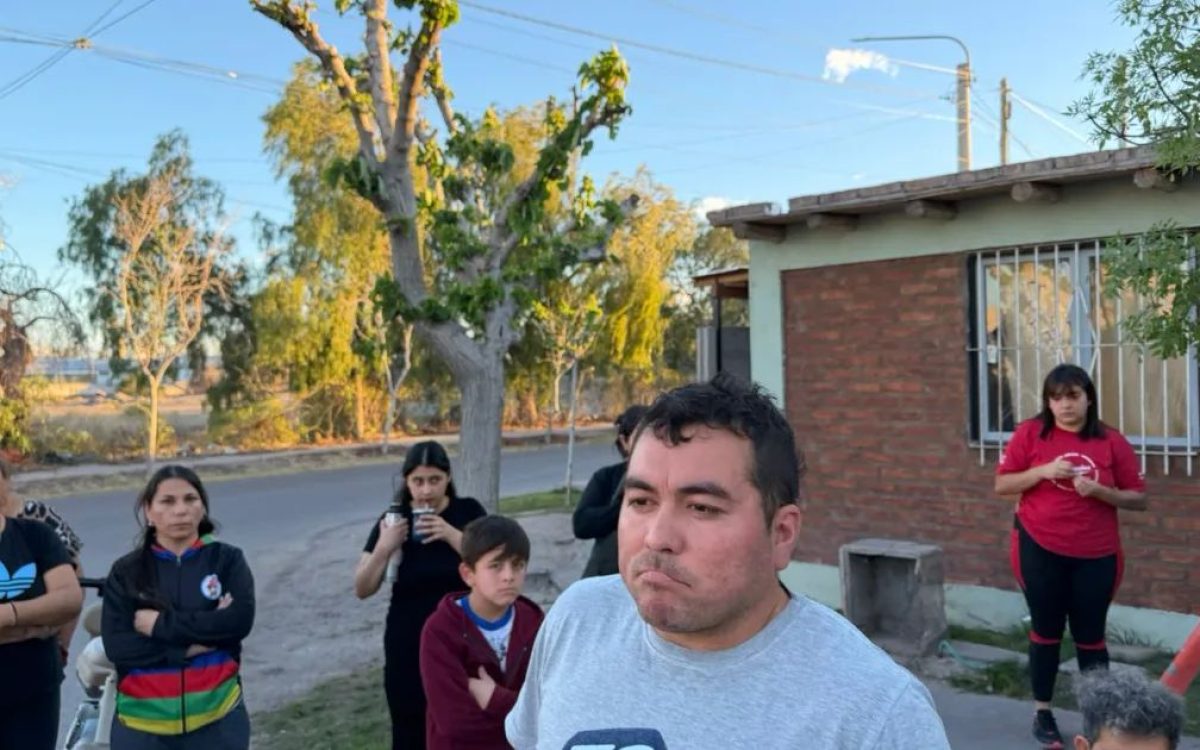 Vecinos del barrio Los Andes de Chimbas durante un reclamo por hechos de inseguridad