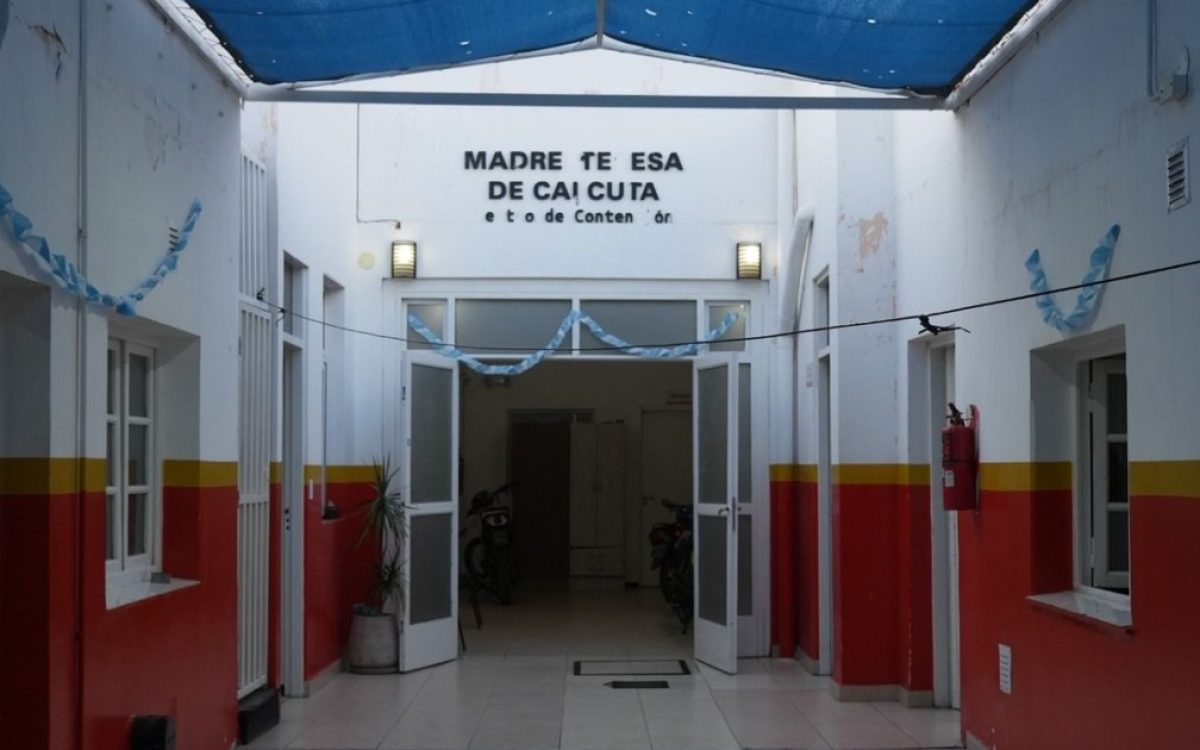 Personas dentro del refugio Madre Teresa de Calcuta en San Juan