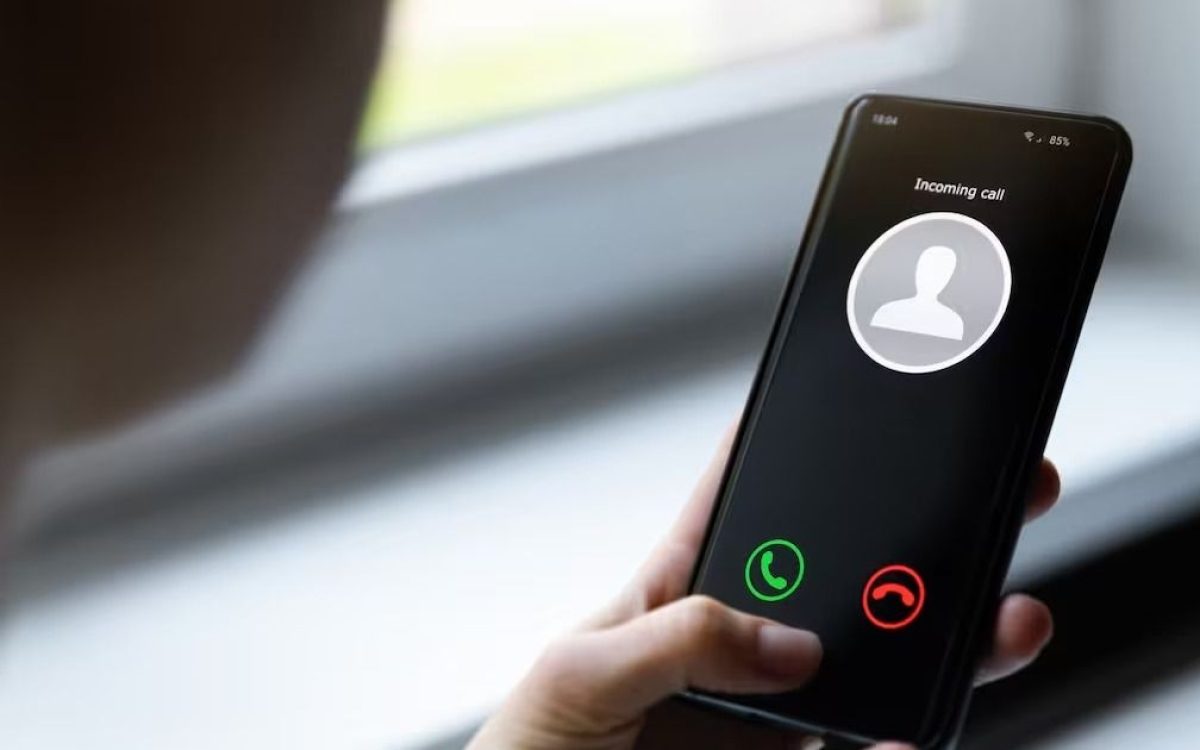 Pantalla de celular vinculada a medidas de prevencion contra estafas telefonicas en San Juan