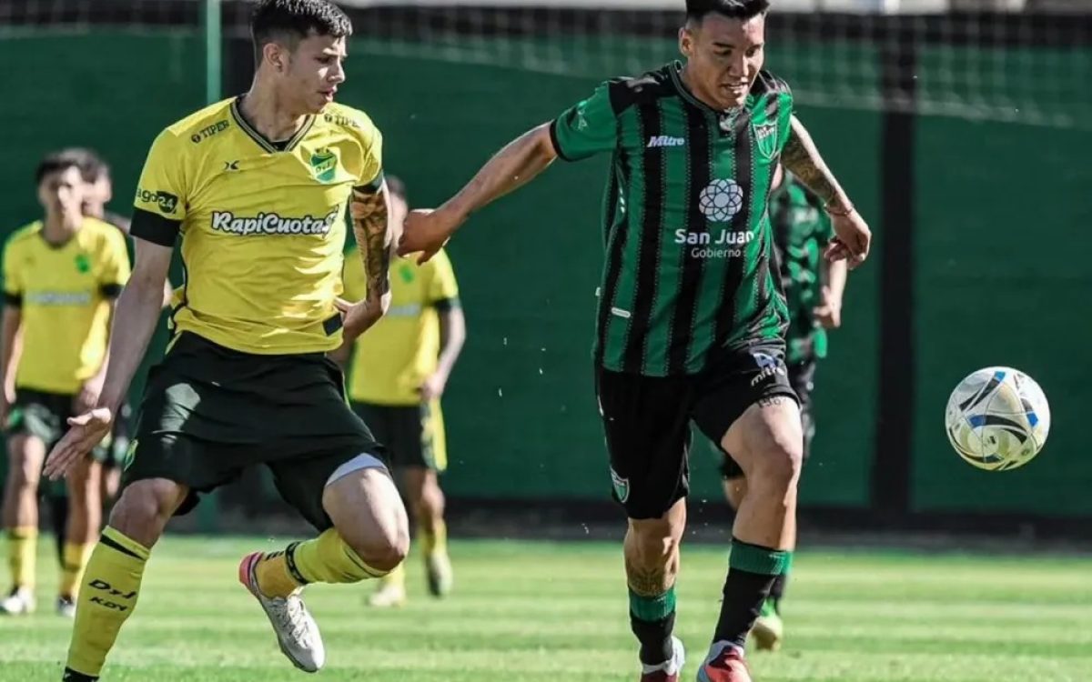 Futbolistas de San Martín y Defensa y Justicia disputan una pelota