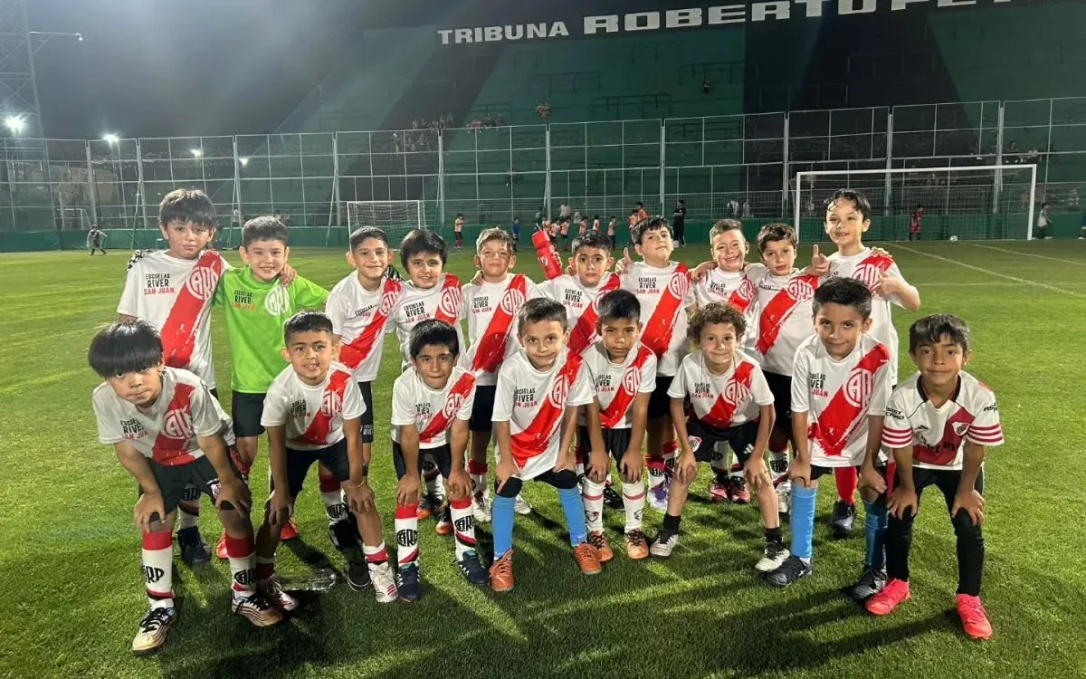 Jóvenes futbolistas durante una jornada de captación de River Plate en San Juan