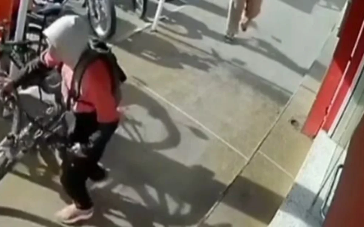 Robo de una bicicleta en Chimbas captado por una cámara de seguridad