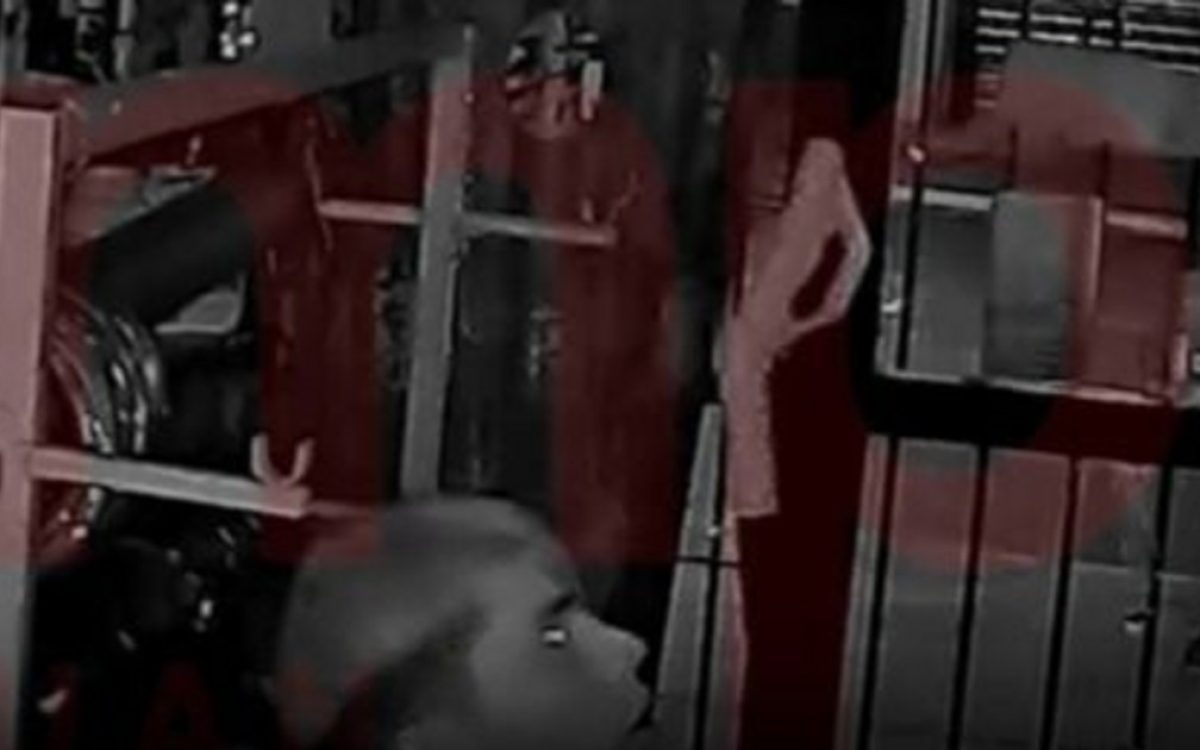 Un sospechoso registrado por una cámara de seguridad durante el robo a una ferretería de Chimbas