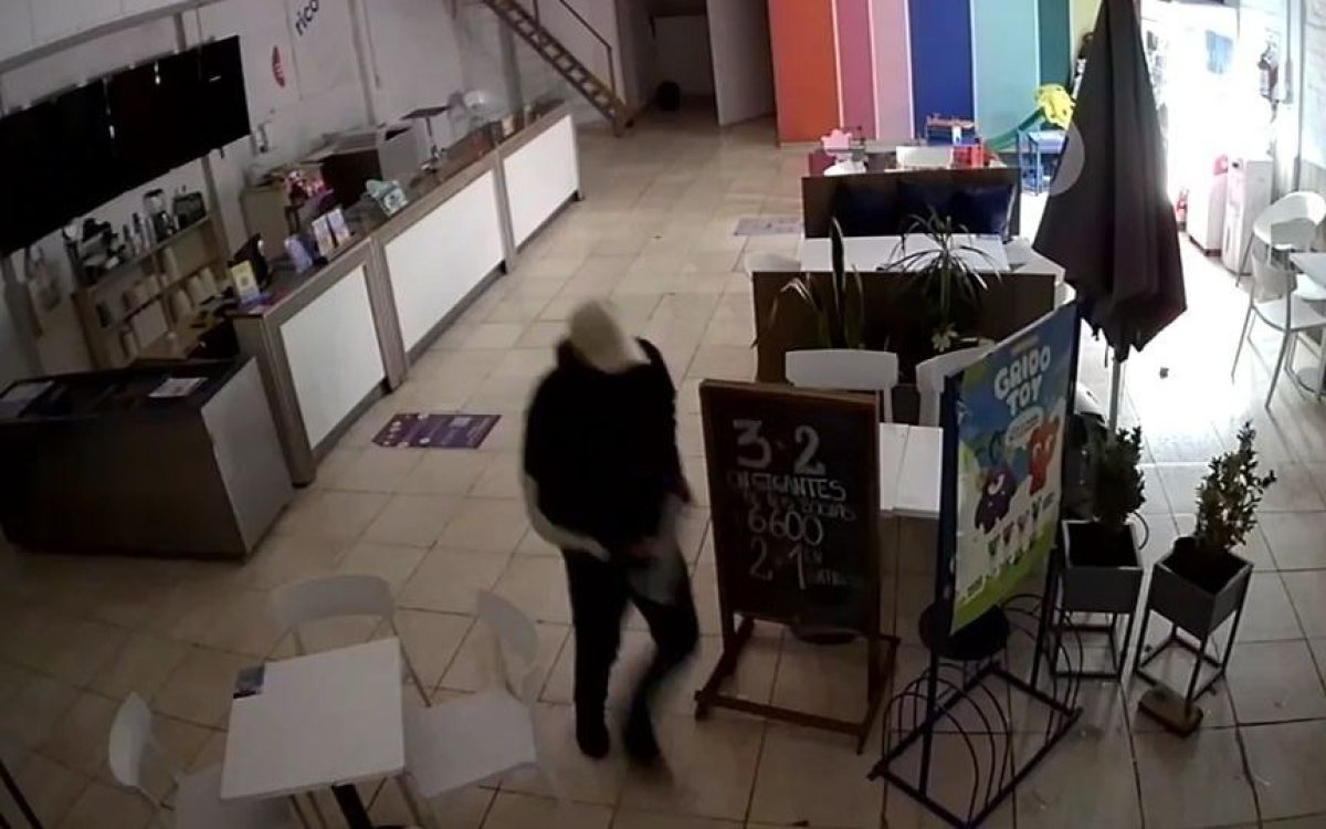 Registro del operativo policial tras el robo a una heladería de Chimbas
