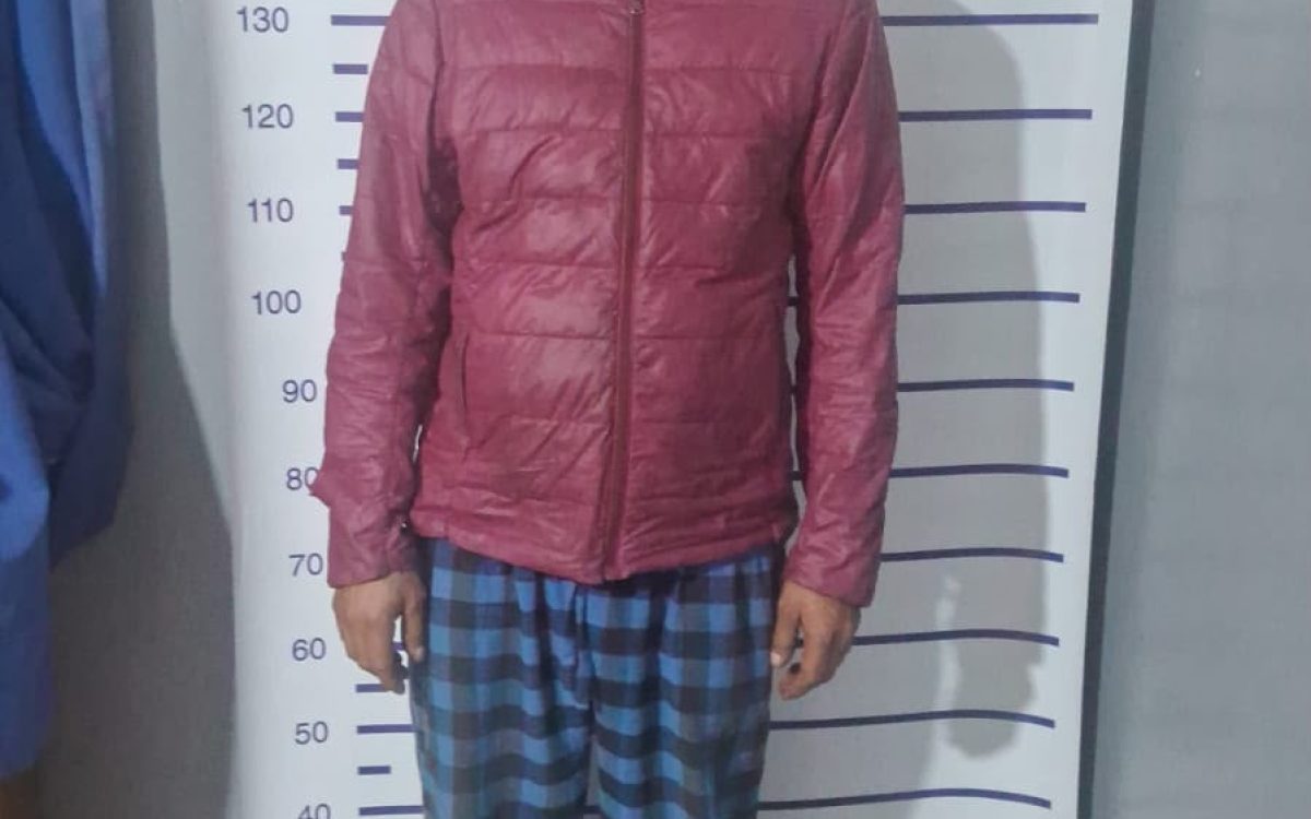 Hombre con rostro pixelado en la fotografía aportada sobre el procedimiento policial en Chimbas