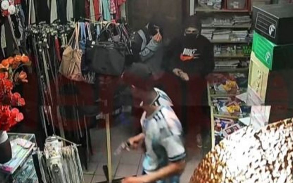 Registro de la cámara de seguridad durante el asalto armado a una regalería del barrio CGT de Chimbas