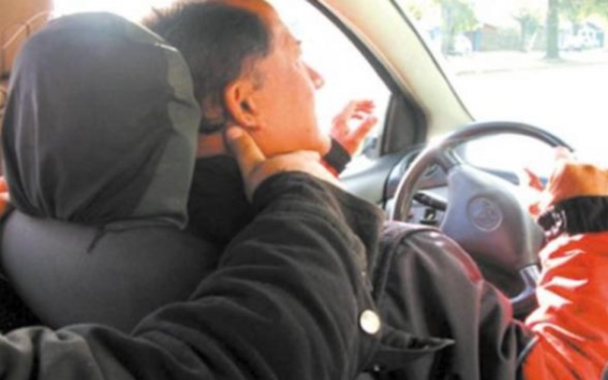 Un chofer de aplicaciones es sorprendido por un asalto dentro de un auto en una imagen publicada por Tiempo de San Juan