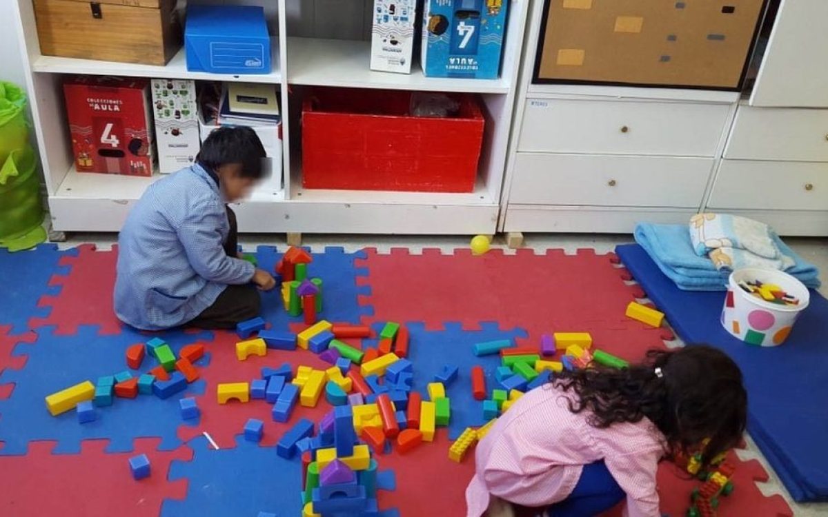 Ninos en una sala de nivel inicial en San Juan