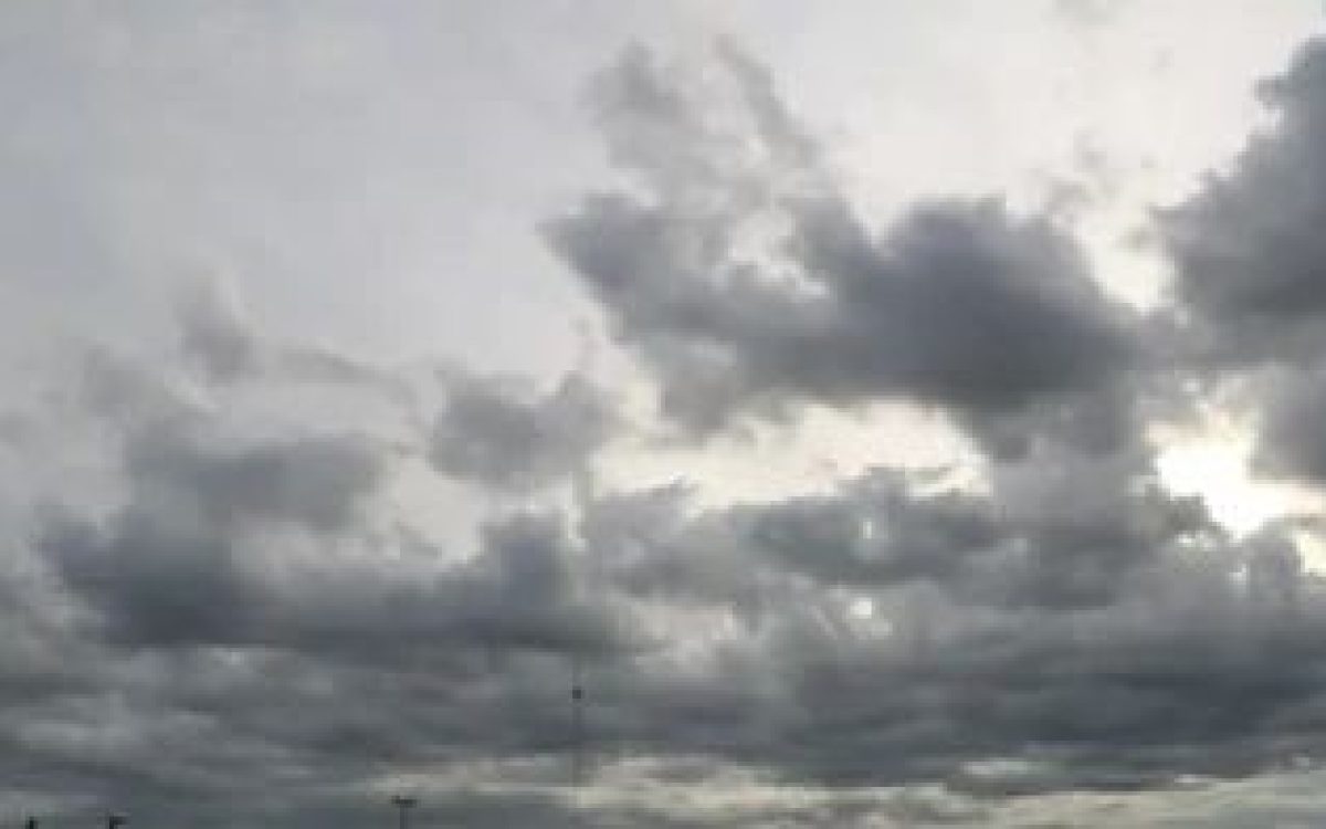 Cielo nublado en San Juan antes de una jornada con lluvias aisladas y viento sur